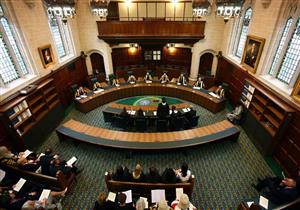 محكمة بريطانية تسمح بإبعاد طفل عن أجهزة دعم الحياة ضد رغبة والديه 