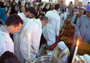 لماذا ينحني آباء الكنيسة لغسل أقدام المصلين اليوم الخميس ـ  (صور) 