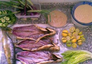 حماية المستهلك يحذر مرضى السرطان والأطفال والحوامل من تناول الفسيخ