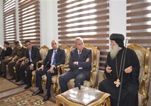 بالصور.. محافظ قنا يقدم العزاء في شهداء تفجيري طنطا والإسكندرية