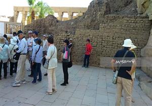 بالصور.. سياح ومصريون يحتفلون بـ"شم النسيم" وسط آثار الأقصر