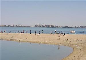 احتفالاً بشم النسيم.. مئات الأسر تلجأ لخليج السويس هربًا من الحر والغلاء