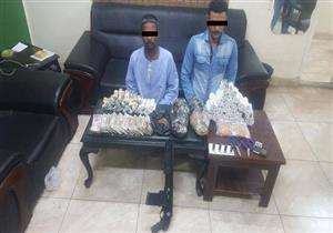 ضبط عاطلَين متهمَين في 66 قضية بأسوان وبحوزتهما 30 كيلو بانجو