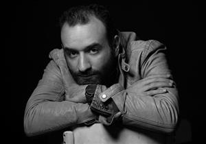 عمرو سلامة: ليس هناك أمل في تطوير المناهج التعليمية. . والانترنت هو الحل