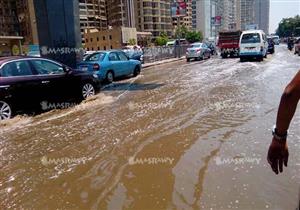 تباطؤ حركة سير السيارات بمحور الثورة بسبب كسر ماسورة مياه