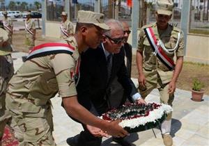 بالصور.. "فودة" يضع إكليلًا من الزهور على النصب التذكاري للجندي المجهول بجنوب سيناء