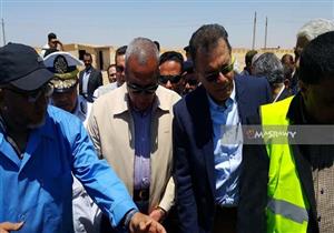 وزير النقل يستقل قطار شبين القناطر ويتفقد مزلقانات خط الشرق 