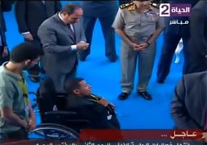 بالفيديو- شاب من ذوي الإعاقة يبكي أمام السيسي: "نفسي أساعد الجيش"