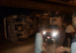 إصابة سائق في انقلاب سيارة نقل بالهرم