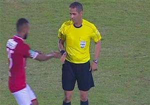 بالفيديو - "تصرف غير لائق" دفع حكم لقاء الأهلى إلى طرد حسام عاشور