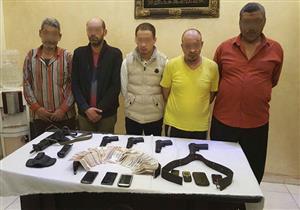 ضبط 5 أشخاص انتحلوا صفة رجال شرطة لسرقة المواطنين