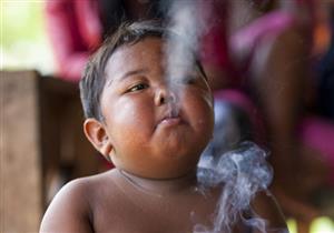 بالفيديو- هل تذكرون "الطفل المدخن"؟.. هذا ما حل به بعد 7 سنوات