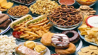 ماذا يحدث لجسمك عند الإفراط في تناول الحلويات؟