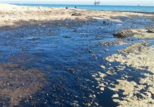 البيئة: إزالة تلوث زيتي أمام هاويس بميناء الإسكندرية