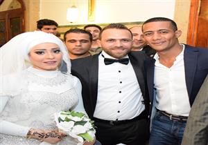 بالصور.. محمد رمضان يلبي دعوة عريس ويشهد على عقد قرانه
