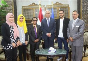 محافظ السويس يكرم الطالبَين الحاصلين على "فضية المسابقة العالمية للهندسة والطاقة"