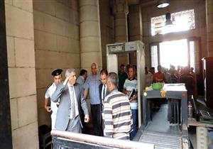 بالصور.. جولة لمساعد وزير الداخلية بالمترو والسكة الحديد