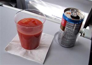 لماذا يشرب المسافرون على متن الطائرات عصير الطماطم؟