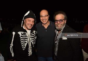 بالصور- عمرو عبدالجليل يحتفل بنجل أبو الليف مرتديا "هيكل عظمي"