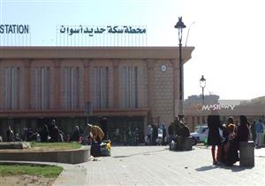 بالصور.. محطة سكك حديد أسوان تتجمل انتظارًا لافتتاح السيسي