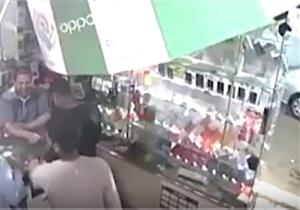 بالفيديو.. بطريقة "اضرب واجري".. لصان يسرقان محل "موبايلات" في البحيرة