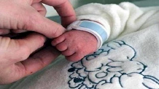 "ربيها انت".. تفاصيل العثور على رضيعة داخل سيارة بالعجوزة