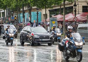 بالصور.. بساطة سيارة الرئيس الفرنسي الجديد تخطف أنظار العالم​