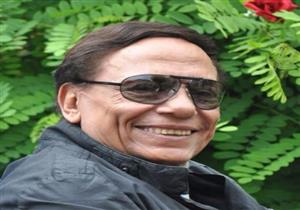 بالفيديو- الجمهور يلتف حول عادل إمام بمطار القاهرة في لقاء نادر 