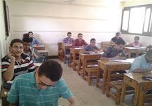 أول أيام امتحانات الدبلومات: الطلاب يصطحبون هواتفهم.. ونائب الوزير يحذر