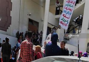 جامعة السويس تفصل 3 طالبات وزميلهن بسبب لافتة "آسفة يا مودي" 