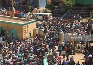 بالصور.. أهالي ضحايا "أتوبيس المنيا" يتظاهرون بميدان مغاغة تنديدًا بالإرهاب  