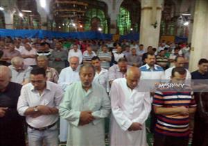 بالصور.. الآلاف يؤدون صلاة التراويح بمساجد كفر الشيخ