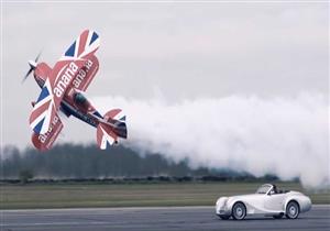 سباق بين سيارة مورجان وطائرة شراعية.. فيديو وصور