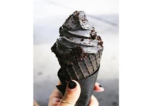  بالصور.. لأول مرة أيس كريم "أسود".. وصنع من مادة غريبة