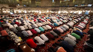 المفتي يوضح حكم ترك صلاة الجماعة بسبب المطر؟