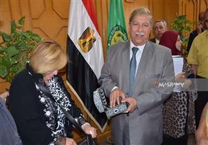 بالصور.. قبطية تهدي محافظ الإسماعيلية مصحفًا تقديرا لجهوده