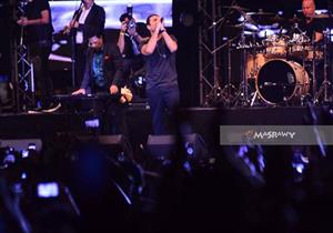 الليلة.. عمرو دياب يبدأ أولى بروفات حفله في الساحل الشمالي