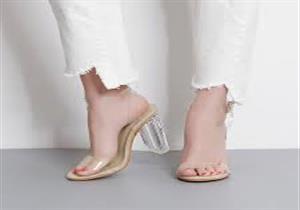  بالصور- الصندل الشفاف نجم موضة الصيف 