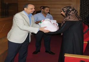 بالصور.. مدير أمن المنوفية يقدم مساعدات لأهالي السجناء 