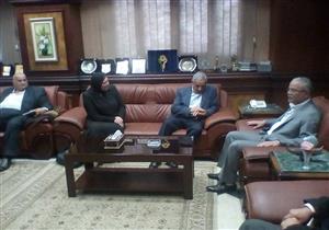 بالصور.. تسليم عقود 31 قطعة أرض بالمجان للمستثمرين في المنيا