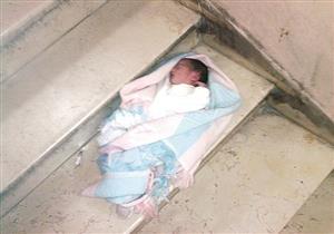 سائق قطار يعثر على طفل حديث الولادة أمام منزله في الشرقية