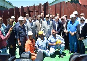 بالصور.. "مميش" يرفع "علم مصر" على "ونشين" بترسانة بورسعيد البحرية