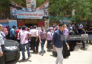 بالصور.. سعادة طلاب "الثانوية" في سوهاج بسهولة "الكيمياء وعلم النفس"