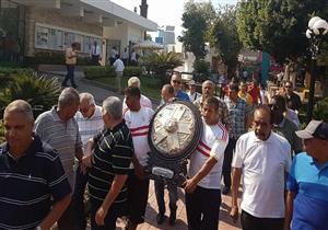 تكافؤ الفرص يعصف بالدوري .. حضور الجماهير يفتقد للمساواة .. وأندية محرومة من ملاعبها 