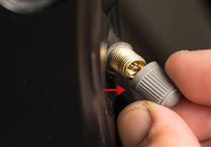 ما سبب وضع غطاء على صمام ضغط إطارات السيارة؟