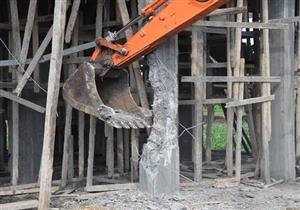 رئيسة قرية بالفيوم تزيل مبنى مخالفا بعد منتصف الليل