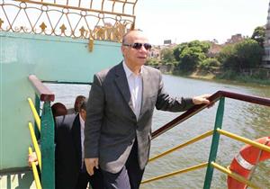 محافظ القاهرة يستقل أتوبيسًا نهريًا.. ويشدد على توافر الاشتراطات الأمنية للركاب