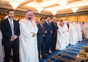 الملك سلمان وولي عهده يؤديان صلاة عيد الفطر بالمسجد الحرام
