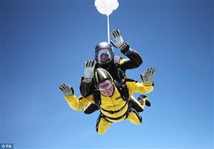 بالفيديو.. مسن عمره 101 عاما يحقق قفزة تاريخية بالمظلة