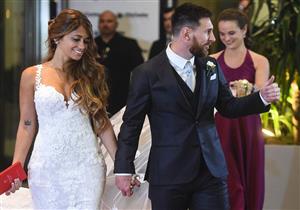 بالصور- سر الدفتر الأحمر الذي حملته عروس ميسي في حفل زفافهما